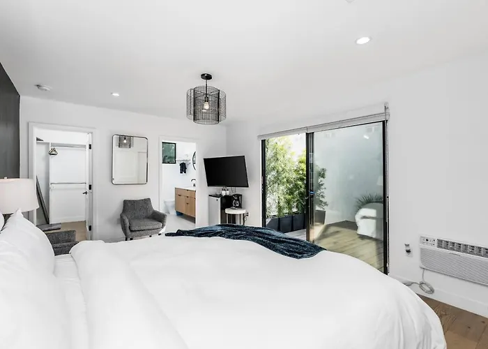 Modern Guest Room